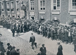 Recrues attendant devant le dépôt de recrutement central de Londres, 1914