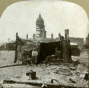 Camp de réfugiés fait de morceaux de tôle ondulée récupérés dans les ruines