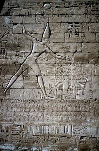 Relief de Ramsès III frappant des ennemis, Temple funéraire de Ramsès III, Medinat Habu, vers 1200 av. J.-C. - Unbekannt
