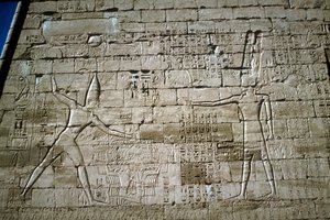Relief de Ramsès III frappant des ennemis, Temple mortuaire de Ramsès III, Medinat Habu - Unbekannt