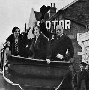 Retour pour Epping Mme Churchill et sa fille Diana partagent bonheur et victoire, 1931, 1945 - Unbekannt