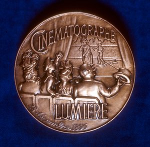 Revers de la médaille commémorant 50 ans de cinématographie par les frères Lumière, 1945 - Unbekannt