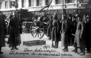 Barricades révolutionnaires sur Liteyny Prospekt, Petrograd, Russie, 27 février 1917