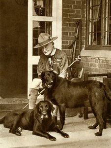 Robert Baden-Powell chez lui avec ses chiens, vers 1929, 1935