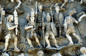 Soldats romains participant à la decursio, le rituel de circonvolution du bûcher funéraire, vers 180-196
