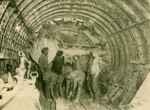 Coupe-rotatif en action dans le tube élargi de la ligne de chemin de fer City and South London, c1930 - Unbekannt