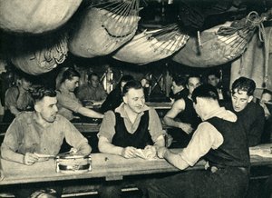 Marines royaux sur leur pont de mess à bord d