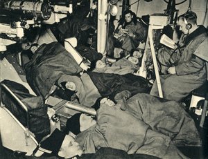 Marines royaux dormant dans la tourelle d