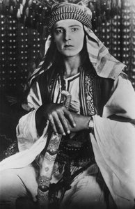 Rudolph Valentino dans Le Cheikh