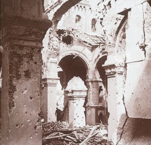 Église en ruines, Albert, nord de la France, vers 1914-1918