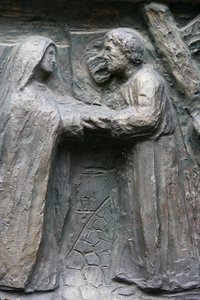 Église Saint-Pierre de Montmartre : sculpture de la porte Notre-Dame : Jésus rencontre sa mère sur la Via Dolorosa, Paris