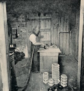 Sablage des roues dentées, c1917