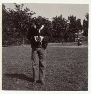 Écolier prenant une photographie, vers 1905 - Unbekannt