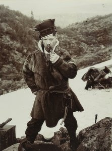 Suède. Same fumant la pipe avec coiffe typique. Vers 1900 - Unbekannt