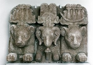 Sculpture de trois têtes d