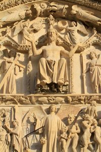 Sculpture du Christ assis sur un trône. Le Jugement Dernier. Tympan du portail central ouest. Cathédrale Saint-Étienne.