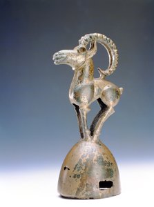 Terminal scythe en forme de chèvre de montagne, période Tagar, VIIe-VIe siècle av. J.-C.