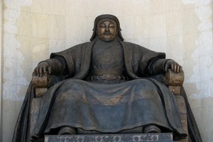 Statue assise de Gengis Khan au Parlement d