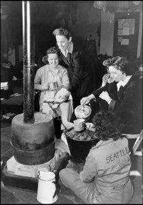 Seconde Guerre mondiale (1939-1945) : sur une base aérienne britannique où une unité du WAC (Women