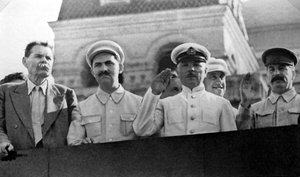 Figures soviétiques senior sur la tribune du mausolée de Lénine, Place Rouge, Moscou, URSS, 1931