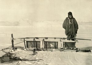 Shackleton debout près du traîneau sud cassé, vers 1908, 1909
