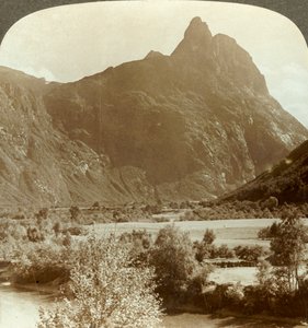 Piques acérées du Romdalshorn couronnant le mur de montagne au-dessus de la rivière Rauma, Norvège - Unbekannt