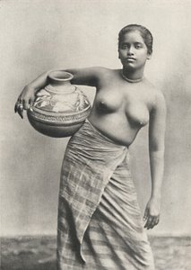 Singhalesin des Pays-Bas sans le vêtement supérieur habituel, 1926