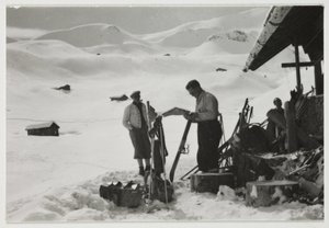 Skieurs devant un chalet - Unbekannt