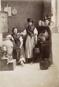 Petits métiers : portrait de deux femmes portant de l