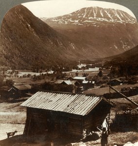 Les hauteurs enneigées du Mont Gausta, 6180 pieds, au-dessus des maisons tranquilles dans la vallée de Maan, Norvège - Unbekannt