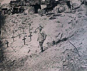 Soldat parmi des croix en bois - Unbekannt