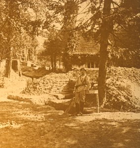 Soldat devant une tranchée, Bois des Loges, nord de la France, vers 1914-1918 - Unbekannt