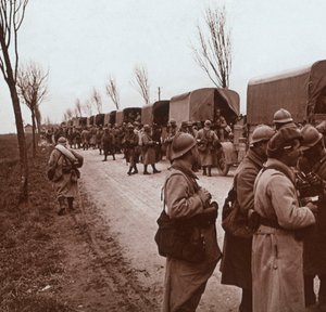 Soldats et colonne de camions sur la Voie Sacrée, Verdun, nord de la France - Unbekannt