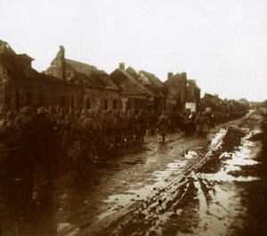 Soldats marchant devant des maisons bombardées, Champagne, nord de la France - Unbekannt