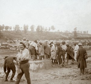 Soldats faisant la queue dans la boue pour de l