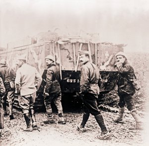 Soldats marchant derrière un char, vers 1914-1918 - Unbekannt