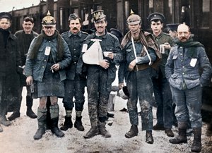 Quelques blessés joyeux des combats de Neuve Chapelle, portant des casques allemands capturés, 1915