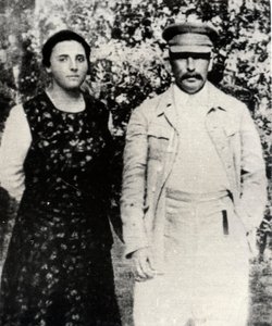 Le leader soviétique Josef Staline avec sa deuxième femme Nadezhda Alliluyeva, fin des années 1920 - Unbekannt