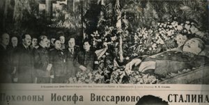 Les dirigeants soviétiques visitent le cercueil fleuri de Staline dans la salle des colonnes de Moscou - Unbekannt