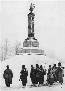 Soldats soviétiques au monument aux héros de la guerre de 1812 dans le village de Tarutino Kaluga - Unbekannt