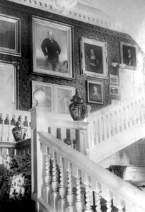 Escalier décoré de peintures, vers 1882