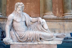 Statue, Cour de la Pigna, Vatican, Rome