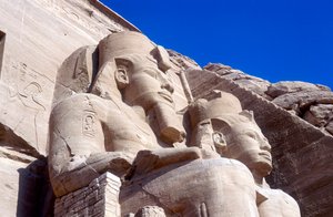 Statues de Ramsès II, devant le temple principal, Abou Simbel, Égypte, début du 13e siècle av. J.-C. - Unbekannt