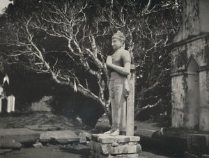 Statue de pierre près de la Ruwanwali-Dagoba, Anuradhapura, 1926