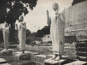 Statues de pierre devant la restauration de la Ruwanwali-Dagoba, Anuradhapura, 1926 - Unbekannt