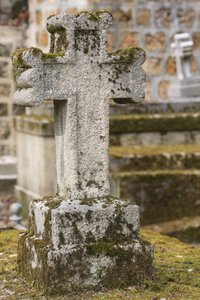 Croix en pierre, Paris, France