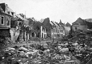 Scène de rue après la chute de Péronne, France, Première Guerre mondiale, 1917, vers 1920 - Unbekannt
