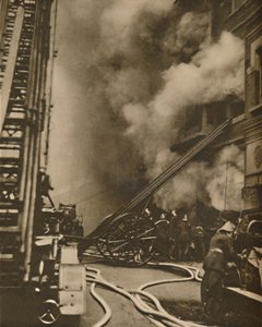 Maîtriser un incendie dans une rue étroite de la ville, vers 1935