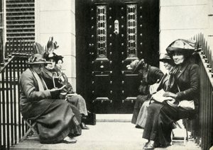 Suffragettes attendant sur le pas de la porte de la maison londonienne de Sir Edward Carson, 6 avril 1914, 1947