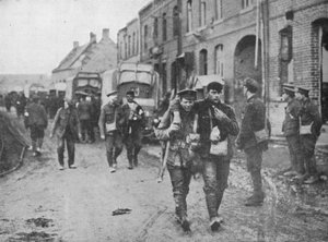 Les blessés britanniques retournant à un poste de secours après une attaque, 1915